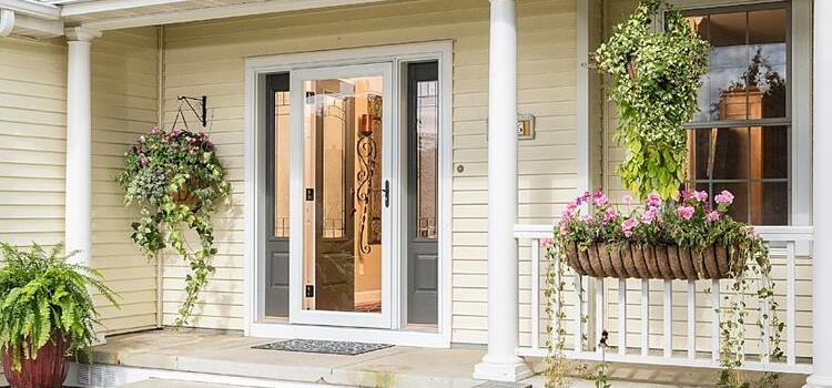 screen door installation in Del Aire