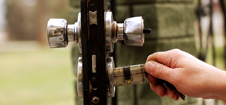 front door latch repair Del Aire